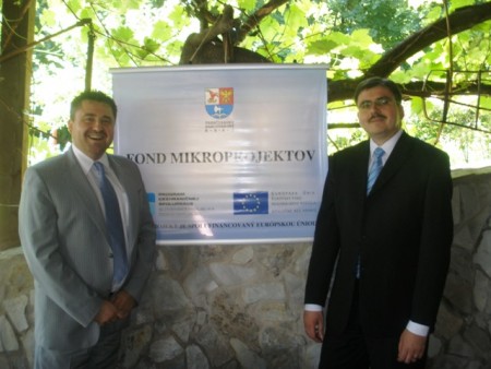 Regionálny výbor Fondu mikroprojektov spolu s českým poslancom za ODS a ex-primátorom Zlína Mgr. Tomášom Úlehlom, jún 2010